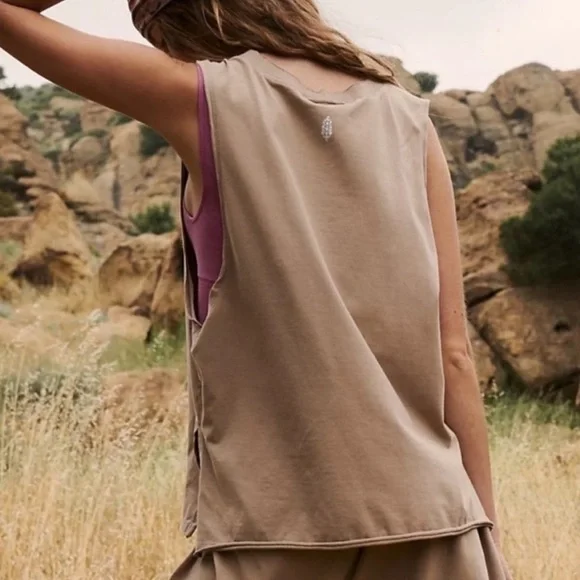 ☀️(A359) NEW Hot Shot Relaxed Sleeveless Top. Tan. Size: Medium - Picture 3 of 14